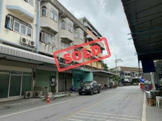 N0601976, หมู่บ้านศรีสามพราน นครปฐม ขายด่วน ตึกแถว 4 ชั้น เนื้อที่ 16 ตร.ว. ทำเลดี ติดถนนเมน
