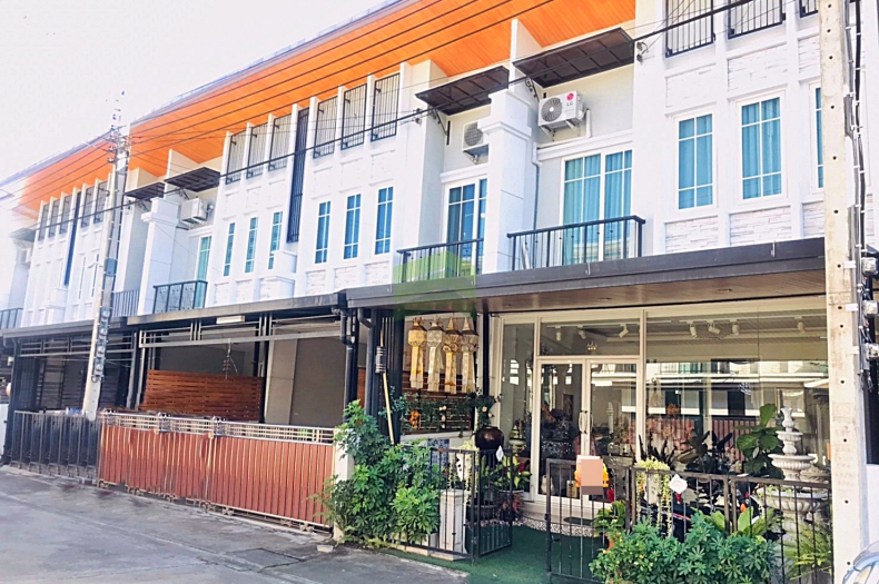 หมู่บ้านโกลเด้นทาวน์ ลาดพร้าว เกษตรนวมินทร์ ขายด่วน ทาวน์โฮม 2 ชั้น เนื้อที่ 21.40 ตร.ว แต่งครบ สวย พร้อมอยู่อาศัย
