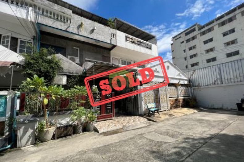 หมู่บ้านพาราไดซ์วิลล่า ขายด่วน ทาวน์โฮม 3 ชั้น เนื้อที่ 27 ตร.ว. ทำเลดี ใกล้รถไฟฟ้า BTS ท่าพระ จรัญสนิทวงศ์ บางกอกใหญ่ กรุงเทพมหานคร