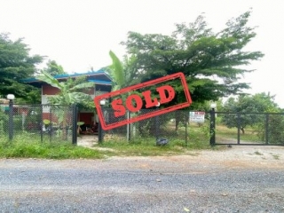 N0602901, ขายที่ดิน 2 ไร่ พร้อมบ้าน 3 หลัง ใกล้เมืองอู่ทอง สุพรรณบุรี ทำเลดี เหมาะลงทุนหรือพักอาศัย