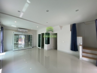ห้องนั่งเล่น บ้านแฝด หมู่บ้าน ศุภาลัยไพรด์ บางนา-ลาดกระบัง