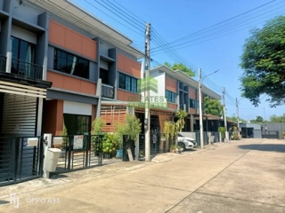 siriplace-navanakorn-house-front.jpg