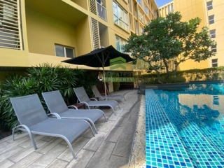 สระว่ายน้ำส่วนกลาง HIVE Sukhumvit 65 
