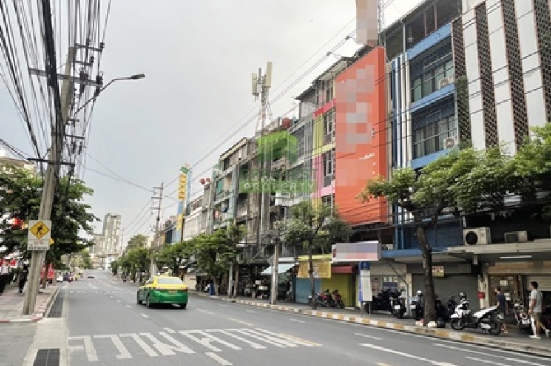 ด้านหน้าอาคารพาณิชย์ตึกใหม่ 5.5 ชั้น ถนนบรรทัดทอง