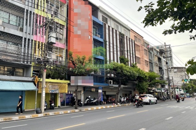 ด้านหน้าอาคารพาณิชย์ตึกใหม่ 5.5 ชั้น ถนนบรรทัดทอง