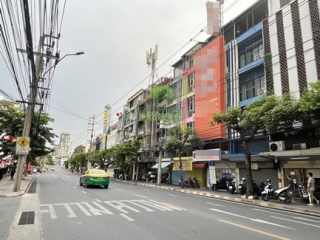 ด้านหน้าอาคารพาณิชย์ตึกใหม่ 5.5 ชั้น ถนนบรรทัดทอง