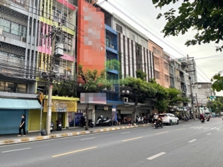 ด้านหน้าอาคารพาณิชย์ตึกใหม่ 5.5 ชั้น ถนนบรรทัดทอง