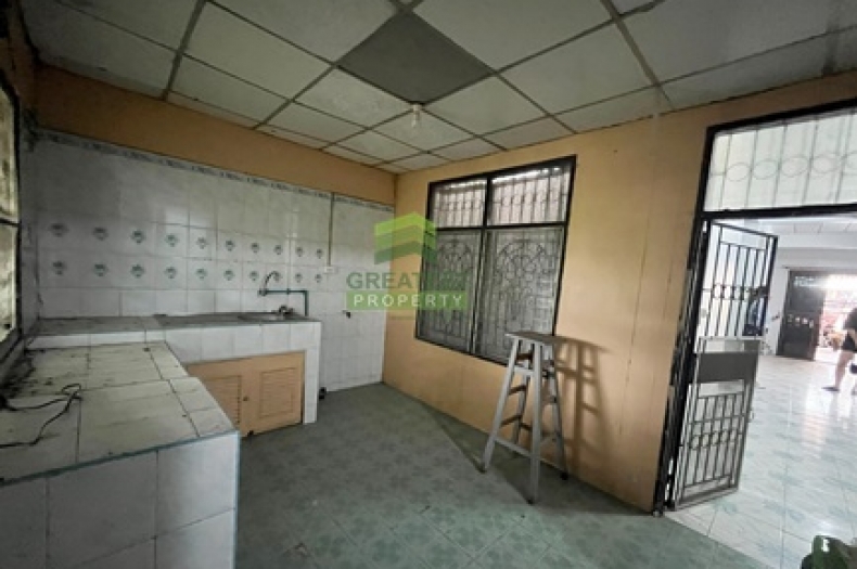 ห้องครัวพร้อมใช้งานภายในทาวน์เฮ้าส์ หมู่บ้านอยู่เจริญ
