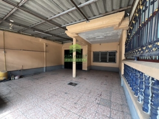 ที่จอดรถ ภายในทาวน์เฮ้าส์ หมู่บ้านอยู่เจริญ คลอง 2