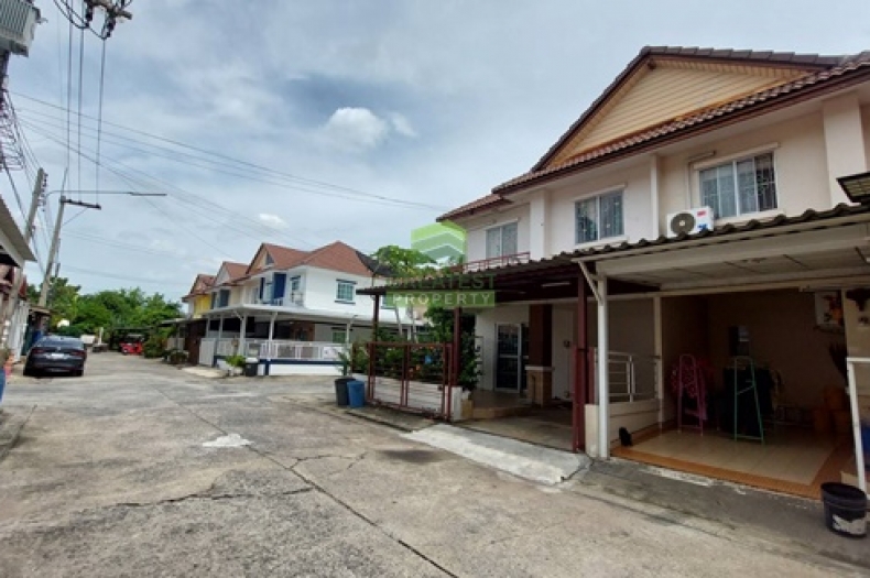 ที่จอดรถหน้าบ้าน ทาวน์เฮ้าส์แปลงมุม พฤกษา 20