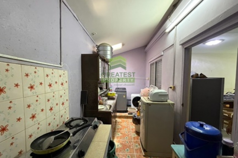 ห้องครัวต่อเติมพร้อมเคาน์เตอร์และซิงค์ หมู่บ้านพฤกษา 33