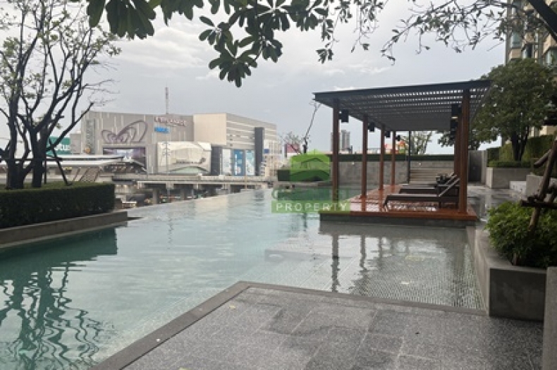 สระว่ายน้ำ Infinity Edge Pool คอนโดยูดีไลท์ รัตนาธิเบศร์