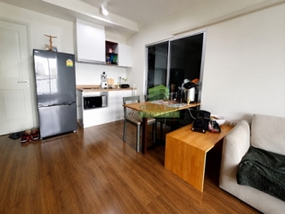 ห้องนั่งเล่นคอนโดยูดีไลท์ รัตนาธิเบศร์