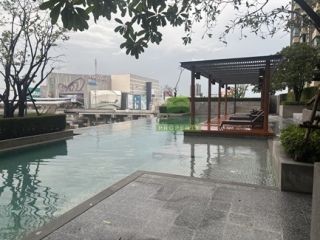สระว่ายน้ำ Infinity Edge Pool คอนโดยูดีไลท์ รัตนาธิเบศร์