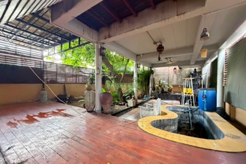 สวนหลังบ้านและพื้นที่เอนกประสงค์ ทาวน์เฮ้าส์ 2 คูหา บางรักน้อย