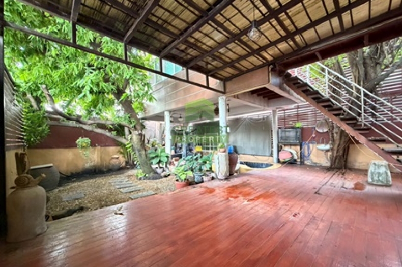 สวนหลังบ้านและพื้นที่เอนกประสงค์ ทาวน์เฮ้าส์ 2 คูหา บางรักน้อย