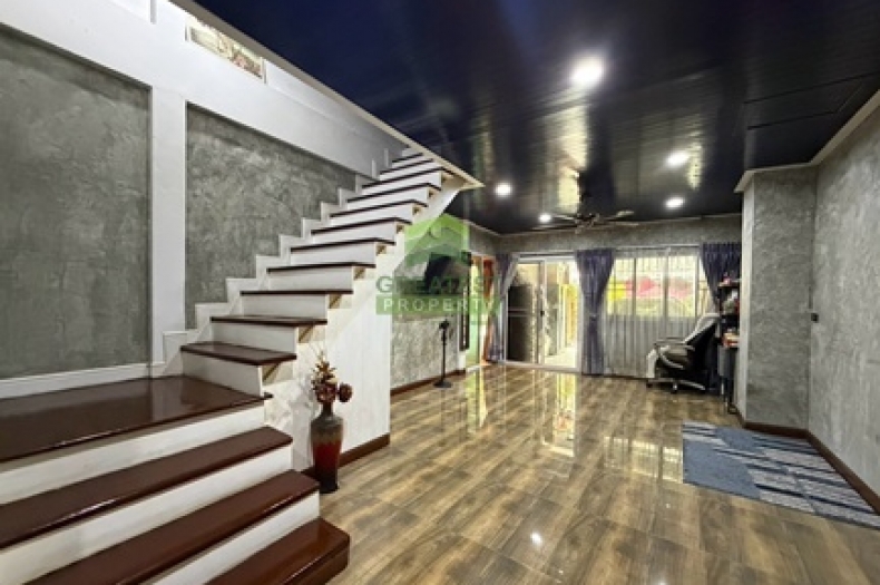ห้องโถงนั่งเล่นทาวน์เฮ้าส์ 2 คูหา หมู่บ้านริมสวนธนานนท์