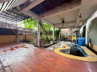 สวนหลังบ้านและพื้นที่เอนกประสงค์ ทาวน์เฮ้าส์ 2 คูหา บางรักน้อย