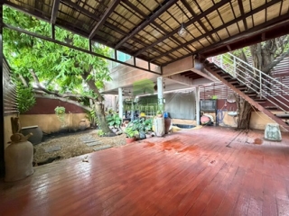 สวนหลังบ้านและพื้นที่เอนกประสงค์ ทาวน์เฮ้าส์ 2 คูหา บางรักน้อย
