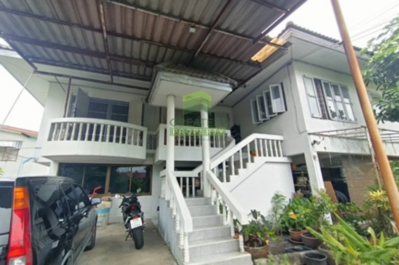 พื้นที่รอบบ้านบนที่ดิน 210 ตารางวา สำหรับจัดสวนและจอดรถ