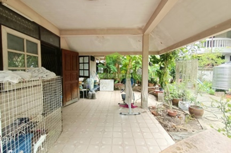พื้นที่รอบบ้านบนที่ดิน 210 ตารางวา สำหรับจัดสวนและจอดรถ