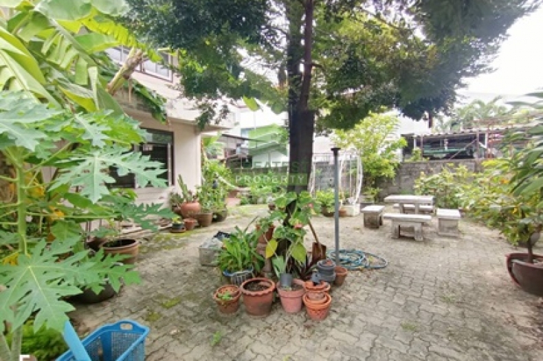 พื้นที่รอบบ้านบนที่ดิน 210 ตารางวา สำหรับจัดสวนและจอดรถ