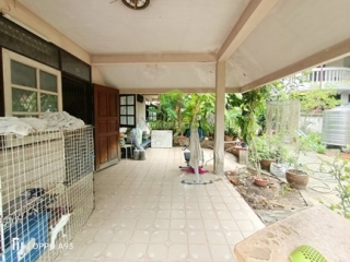 พื้นที่รอบบ้านบนที่ดิน 210 ตารางวา สำหรับจัดสวนและจอดรถ
