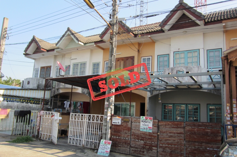 ขายด่วน ทาวน์เฮ้าส์ 2 ชั้น เนื้อที่ 18 ตร.ว. หมู่บ้าน สิริจันทร์ ซอยประชาอุทิศ 69 ทุ่งครุ กรุงเทพฯ เหมาะพักอาศัย ราคาไม่แพง