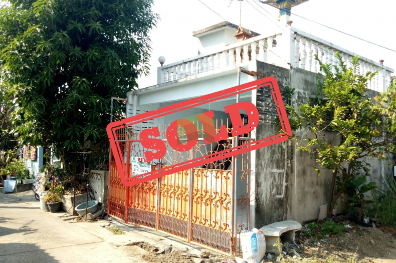 ขายด่วน ทาวน์เฮาส์ 1 ชั้น หมู่บ้าน การเคหะร่มเกล้า คลองสองต้นนุ่น  เนื้อที่ 21 ตร.ว