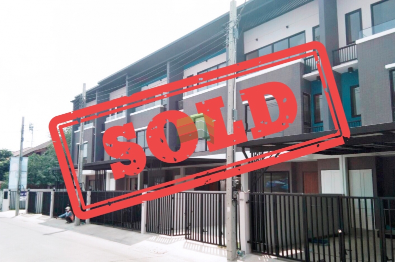 ขายด่วน ทาวน์โฮม 3 ชั้น ซอยโกสุมรวมใจ7  เนื้อที่ 26.50 ตร.ว  ใกล้สนามบินดอนเมือง สีกัน ดอนเมือง กรุงเทพฯ 