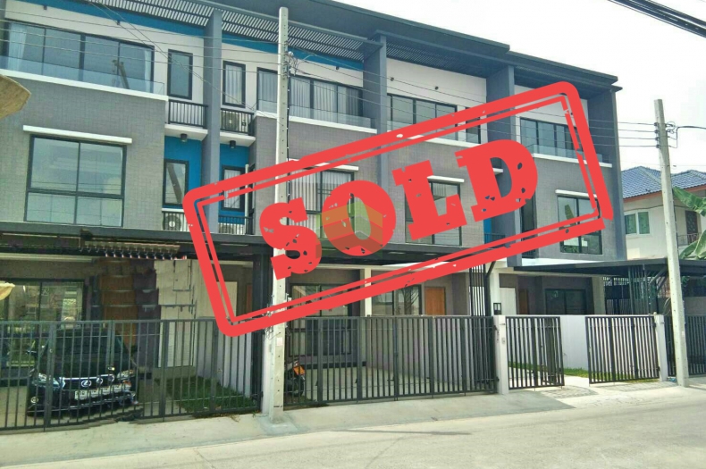 ขายด่วน ทาวน์โฮม 3 ชั้น ซอยโกสุมรวมใจ 7  เนื้อที่ 26.50 ตร.ว  ใกล้สนามบินดอนเมือง กรุงเทพฯ