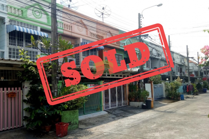 หมู่บ้าน เลิศอุบล โชคชัย4 ซอย22  ลาดพร้าว ขายด่วน ทาวน์เฮาส์ 2 ชั้น เนื้อที่ 20 ตร.ว พร้อมเฟอร์ฯ