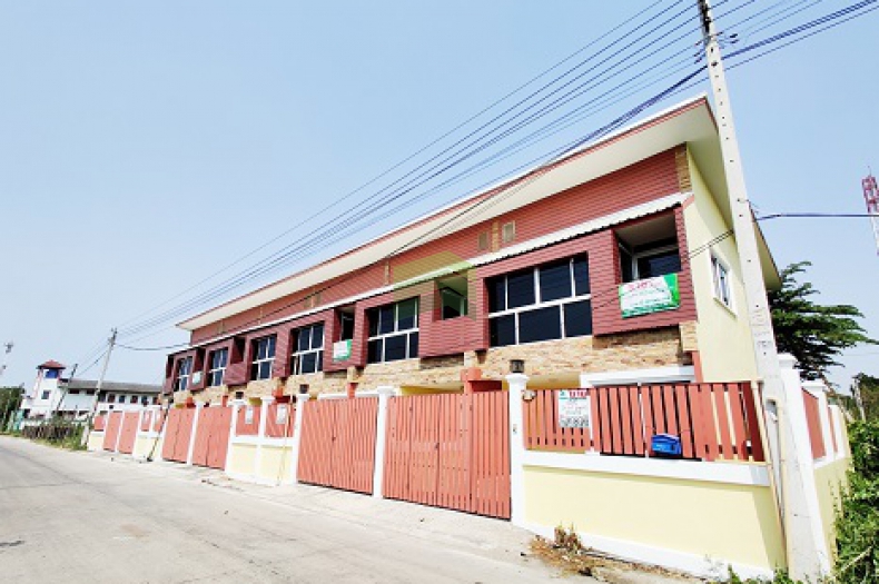 ขายด่วน ทาวน์เฮ้าส์ 2 ชั้น ซอยปั้นทองนิเวศน์ 3 โครงการสร้างใหม่ 6 ห้องสุดท้าย (แบ่งขาย) ลำลูกกา 11 ราคาเริ่มต้นเพียง 1,350,000 บาท ให้คุณได้เลือกซื้อได้ตามขนาดพื้นที่ และราคาที่สบายกระเป๋า